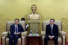 El subjefe de su Comisión de Propaganda y Educación del Comité Central del PCV, Lai Xuan Mon (en la derecha), y el jefe adjunto del Departamento de Publicidad de Comité Central del PCCh y director de la Oficina de Información del Consejo de Estado de China, Sun Yeli. (Fotografía: VNA)