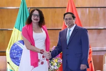 El primer ministro de Vietnam, Pham Minh Chinh, y la presidenta del PCB, Luciana Santos. (Fotografía: VNA)