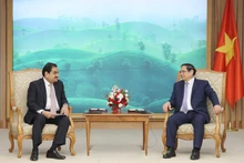 El primer ministro de Vietnam, Pham Minh Chinh, recibe al presidente del grupo Adani, Gautam Adani. (Fotografía: VNA)