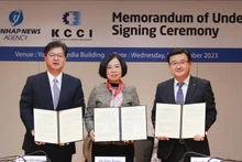 La directora general de la Agencia Vietnamita de Noticias, Vu Viet Trang, firma un Memorando de Entendimiento para apoyar las actividades de responsabilidad social de las empresas surcoreanas que invierten en Vietnam. (Fotografía: VNA)
