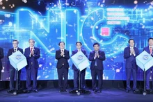 El primer ministro Pham Minh Chinh y los delegados inauguran la nueva instalación operativa del Centro Nacional de Innovación (NIC) en el Parque de Alta Tecnología Hoa Lac. (Fotografía: VNA)