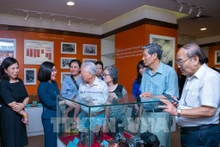 La vicedirectora general de la VNA, Doan Thi Tuyet Nhung, y los galardonados. (Fotografía: VNA)
