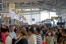 Turistas en la terminal del aeropuerto Suvarnabhumi de Tailandia el 11 de abril durante el festival Songkran de este año. (Fotografía: bangkokpost.com)