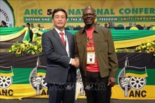 El secretario general del Partido Comunista, Solly Mapaila, y el secretario del Comité del Partido Comunista de Vietnam en la provincia de Dak Lak, Nguyen Dinh Trung (izquierda). (Fotografía: VNA)