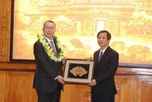 El presidente del Comité Popular de Thua Thien Hue, Nguyen Van Phuong entrega al médico japonés Tadashi Hattori el título de “Ciudadano honorario de la provincia de Thua Thien-Hue”. (Fotografía: VNA)