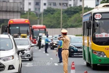 La policía de tránsito organiza el desvío y regulación del tránsito al final de la autopista Phap Van - Cau Gie hacia el centro de la capital, el 1 de mayo. (Fotografía: VNA)