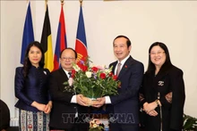 El embajador de Vietnam en Bélgica y Luxemburgo Nguyen Van Thao (segundo a la derecha) felicita al embajador laosiano Phoukhong Sisoulath en ocasión del año nuevo de Laos. (Fotografía: VNA)