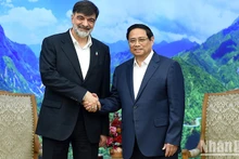 El primer ministro de Vietnam, Pham Minh Chinh (derecha), recibe al general de brigada Ahmad Reza Radan, jefe del Comando de Aplicación de la Ley de Irán. (Fotografía: Nhan Dan)