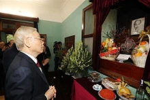 El secretario general del Partido Comunista de Vietnam (PCV), Nguyen Phu Trong, rinde homenaje al Presidente Ho Chi Minh en la Casa número 67. (Fotografía: VNA)
