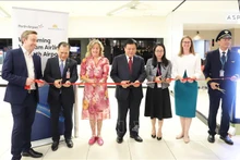 Los delegados cortan la cinta para inaugurar la nueva ruta aérea directa entre Ciudad Ho Chi Minh y la ciudad de Perth en Australia. (Fotografía: VNA)