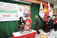 Los delegados realizan sus donaciones. (Fotografía: VNA)