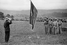 El general Vo Nguyen Giap presentó la bandera "Decidido a luchar - Decidido a ganar" del Presidente Ho Chi Minh a las unidades que lograron. La victoria de la campaña de Dien Bien Phu afirmó la destacada madurez del Ejército Popular de Vietnam. (Fotografía: VNA)