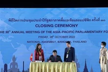El presidente de la Comisión de Relaciones Exteriores de la Asamblea Nacional de Vietnam, Vu Hai Ha, firma el Comunicado Conjunto de APPF 30. (Fotografía: VNA)