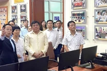 La delegación del Servicio de Educación y Deportes de Vientián visita la sala de administración inteligente de Hanói. (Fotografía: Nhan Dan)