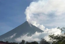 En erupción el volcán Mayón en Legaspi, provincia de Albay (Filipinas). (Fotografía: AFP/VNA)