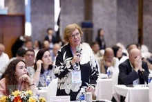 Una delegada extranjera pregunta sobre Vietnam. (Fotografía: VNA)