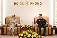 El viceministro de Defensa de Vietnam, Hoang Xuan Chien, se reúne con la secretaria de Estado francesa para los Veteranos y la Memoria, Patricia Miralle. (Fotografía: qdnd.vn)
