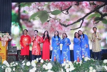 El programa “Xuan Que Huong” (Primavera de Patria) se inaugura en Laos para llevar la atmósfera del Tet a los vietnamitas residentes allí. (Fotografía: VNA)