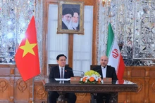 El presidente de la Asamblea Nacional de Vietnam, Vuong Dinh Hue, y el titular de la Asamblea Consultiva Islámica de Irán, Mohammad Bagher Ghalibaf, en la conferencia de prensa. (Fotografía: qdnd.vn)