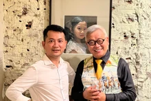 El pintor Ngo Tran Vu (derecha) y el juez Ngo Kim Khoi, organizadores del evento.