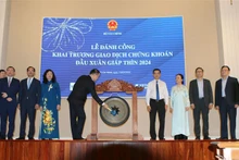 El viceministro de Finanzas de Vietnam Nguyen Duc Chi toca el gong para inaugurar la primera sesión de negociación en la Bolsa de Valores de Ciudad Ho Chi Minh (HoSE). (Fotografía: VNA)