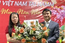 El cónsul general de Vietnam en Frankfurt, Luu Xuan Dong, entrega flores para felicitar el congreso. (Fotografía: VNA)