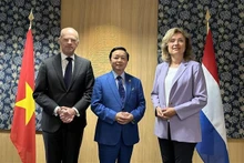 El viceprimer ministro vietnamita Tran Hong Ha y los presidentes de la Cámara de Representantes, Vera Bergkamp (derecha), y del Senado de los Países Bajos, Jan Anthonie Bruijn (izquierda). (Fotografía: VNA)