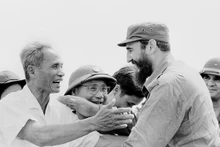 El primer ministro Pham Van Dong y el el comandante en jefe Fidel Castro en Quang Tri (septiembre de 1973). (Fotografía: VNA)
