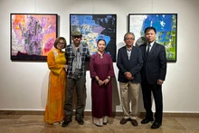 El embajador de Vietnam en Mongolia, Doan Khanh Tam, y algunos pintores con obras exhibidas.