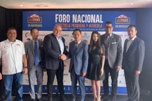 El ministro de Pesca y Acuicultura de Venezuela, Juan Carlos Loyo, y la delegación vietnamita. (Fotografía: VNA)