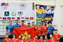 Los jugadores vietnamitas posan con sus medallas en el Campeonato Juvenil de Tenis de Mesa del Sudeste Asiático, celebrado en Malasia. (Fotografía: thethaoplus.vn)