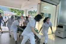 Las víctimas son llevadas al Hospital General de Cam Pha. (Fotografía: VNA)