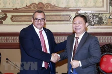 El vicepresidente del Comité Popular de Ciudad Ho Chi Minh, Duong Anh Duc (derecha) y el viceministro de Agricultura de Cuba, Maury Hechavarria Bermhudez. (Fotografía: VNA)