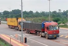 Vehículos que transportan mercancías a través de la puerta fronteriza internacional de Mong Cai. (Fotografía: VNA)