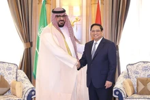 El primer ministro de Vietnam, Pham Minh Chinh, y el ministro saudita de Economía y Planificación, Faisal Al-Ibrahim. (Fotografía: VNA)