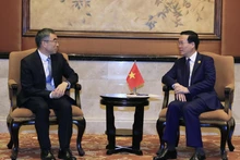 El presidente vietnamita, Vo Van Thuong, recibe al presidente de Huawei, Liang Hua. (Fotografía: VNA)