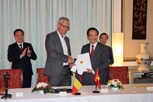 El presidente de BVA, Andries Gryffroy, y el presidente de VCCI, Nguyen Quang Vinh, en la ceremonia de firma del memorando de entendimiento. (Fotografía: VNA)