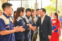 [Foto] Presidente de Legislativo vietnamita visita trabajadores en Bac Giang