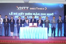 La firma de acuerdo de cooperación ñentre Becamex IDC y NTT. (Fotografía: VNA)