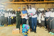 El grupo de trabajo del Ministerio de Seguridad Pública de Vietnam en UNMISS entrega regalos a estudiantes de la escuela primaria Unificación en Sudán del Sur. (Fotografía: VNA)