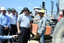 El primer ministro de Vietnam, Pham Minh Chinh, se reúne con los trabajadores en el sitio de construcción del proyecto de la autopista Van Phong - Nha Trang. (Fotografía: Nhan Dan)
