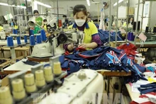 Línea de costura para trajes de baño infantiles para exportación en la fábrica de ropa de Ha Dong en la comuna de Tan Hoi, distrito de Dan Phuong, Hanói. (Fotografía: VNA)