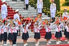 Niños capitalinos dan la bienvenida al presidente ugandés Yoweri Kaguta Museveni.
