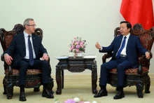 El viceprimer ministro vietnamita Tran Hong Ha y Vasilav Valerievich Shapsha, gobernador del óblast ruso de Kaluga. (Fotografía: VNA)