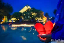 Con motivo del 70º aniversario de la Victoria de Dien Bien Phu, se encendieron velas el 4 de mayo en el Cementerio de los Mártires A1 en la provincia de Dien Bien en homenaje a los soldados caídos. (Fotografía: Nhan Dan)