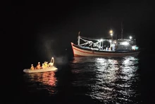 El bote salvavidas lleva al enfermo al barco SAR 412 para recibir tratamiento en Da Nang. (Fotografía: VNA)