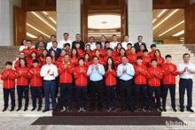 El primer ministro vietnamita, Pham Minh Chinh, y las jugadoras de la selección femenina de fútbol de Vietnam. (Fotografía: Nhan Dan)