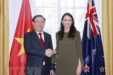 El presidente de la Asamblea Nacional de Vietnam, Vuong Dinh Hue, y la primera ministra de Nueva Zelanda, Jacinda Ardern. (Fotografía: VNA)