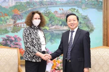 El viceprimer ministro Tran Hong Ha y la directora nacional del Banco Mundial en Hanói, Carolyn Turk. (Fotografía: VNA)