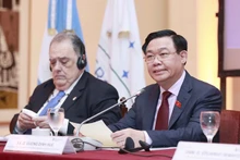 El presidente de la Asamblea Nacional de Vietnam, Vuong Dinh Hue (derecha), en el acto. (Fotografía: VNA)